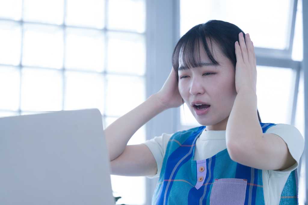 Japan woman frustrated upset mistake error laptop office